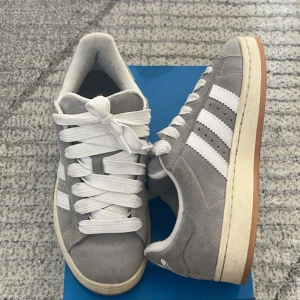 Adidas campus 00 - Köpte dessa campus skor men de va en storlek större men har fortfarande använt de ungefär 5 gånger inga deffekter på skorna de är som helt nya kommer skickade med sko boxen ordinarie pris 1100 strl 38