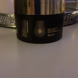 Sebastian Dark Oil hårinpackning - En lyxig och lättviktig hårinpackning från Sebastian Dark Oil med jojoba- och arganolja. Kommer i en svart och guldig burk på 150 ml. Perfekt för dig som vill ge håret extra glans och näring.