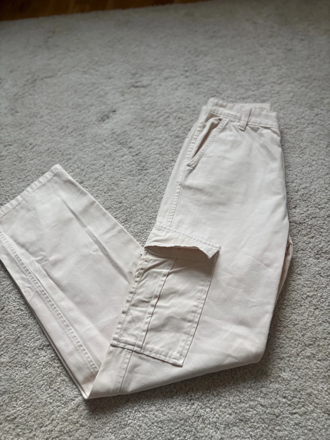 Beige cargopants från STR, storlek 36 - 1