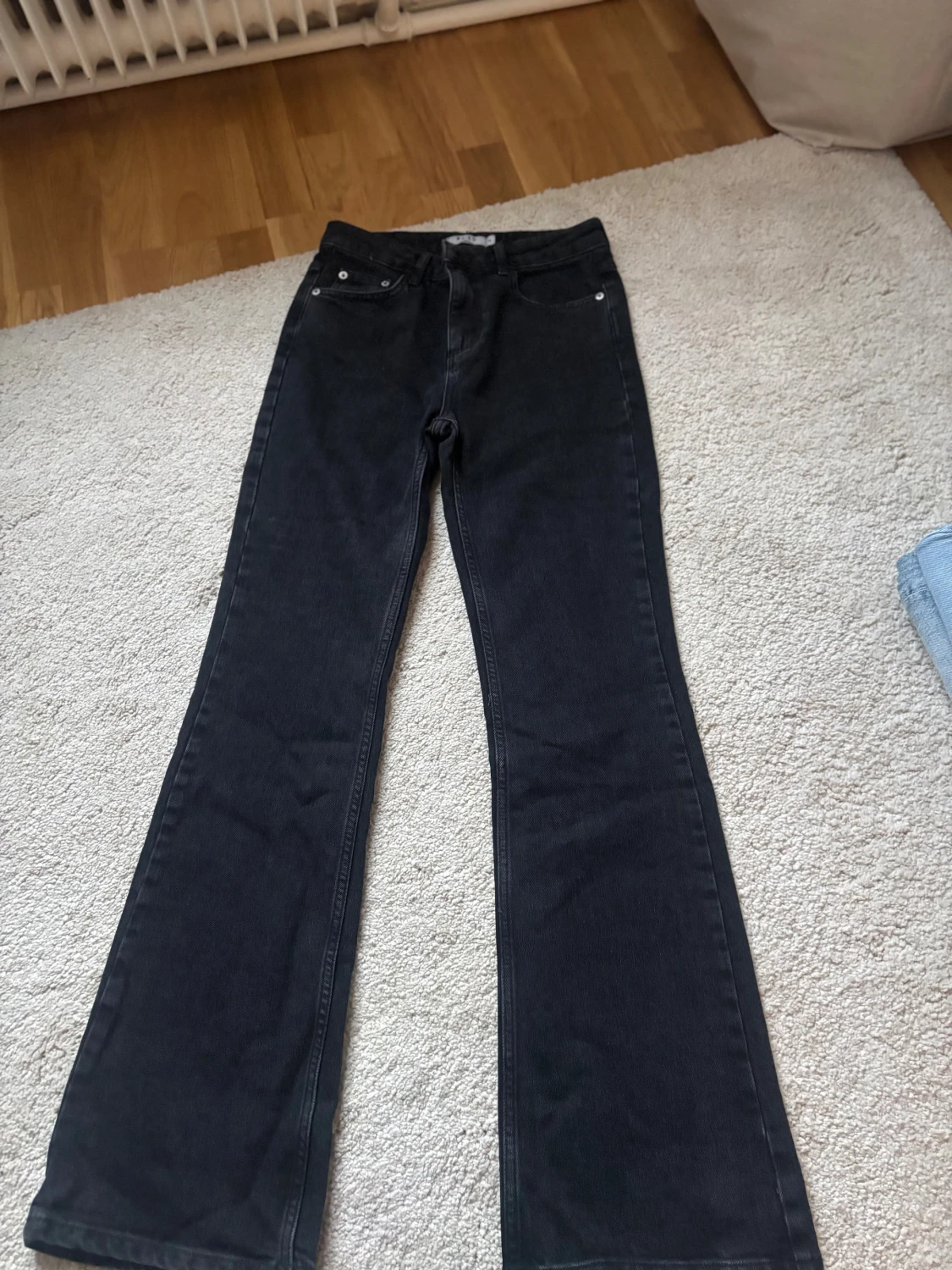 Svarta bootcut jeans från NA-KD