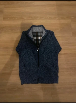 Blå stickad kofta med dragkedja - Fullzip skicket är helt nytt och inte använd tröjan är m men är liten i storlek så mer för en s