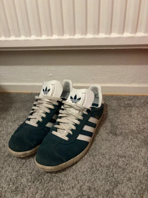 Adidas gazelle  - Jag säljer ett par Adidas skor som är i ett bra skick 8/10 och inte har använt så mycket 