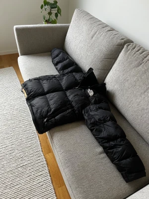 The North Face 1996 Retro Nuptse - The North Face 1996 Retro Nuptse. Perfekt för kalla dagar och har en clean, oversized vibe. Passar dig som gillar streetwear och vill hålla dig varm. Jag är 182 och väger 72 kg och det sitter bra på mig 