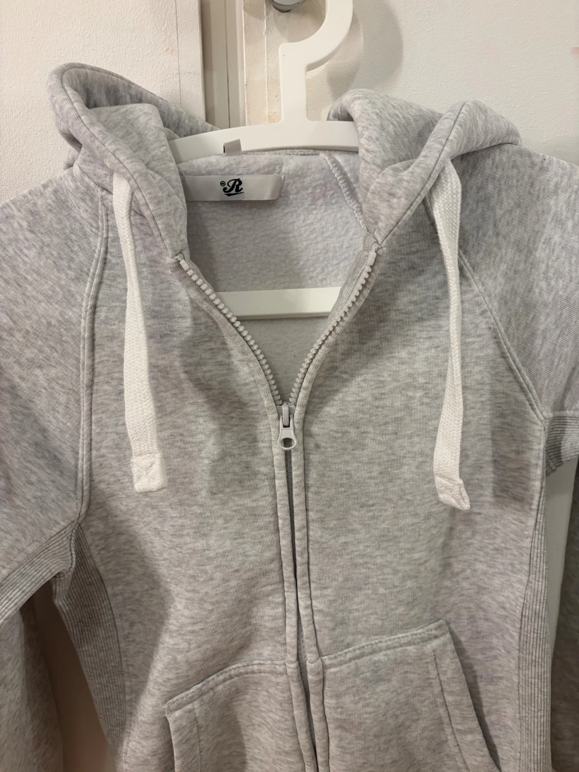 Ljusgrå hoodie från Russemerch XXS