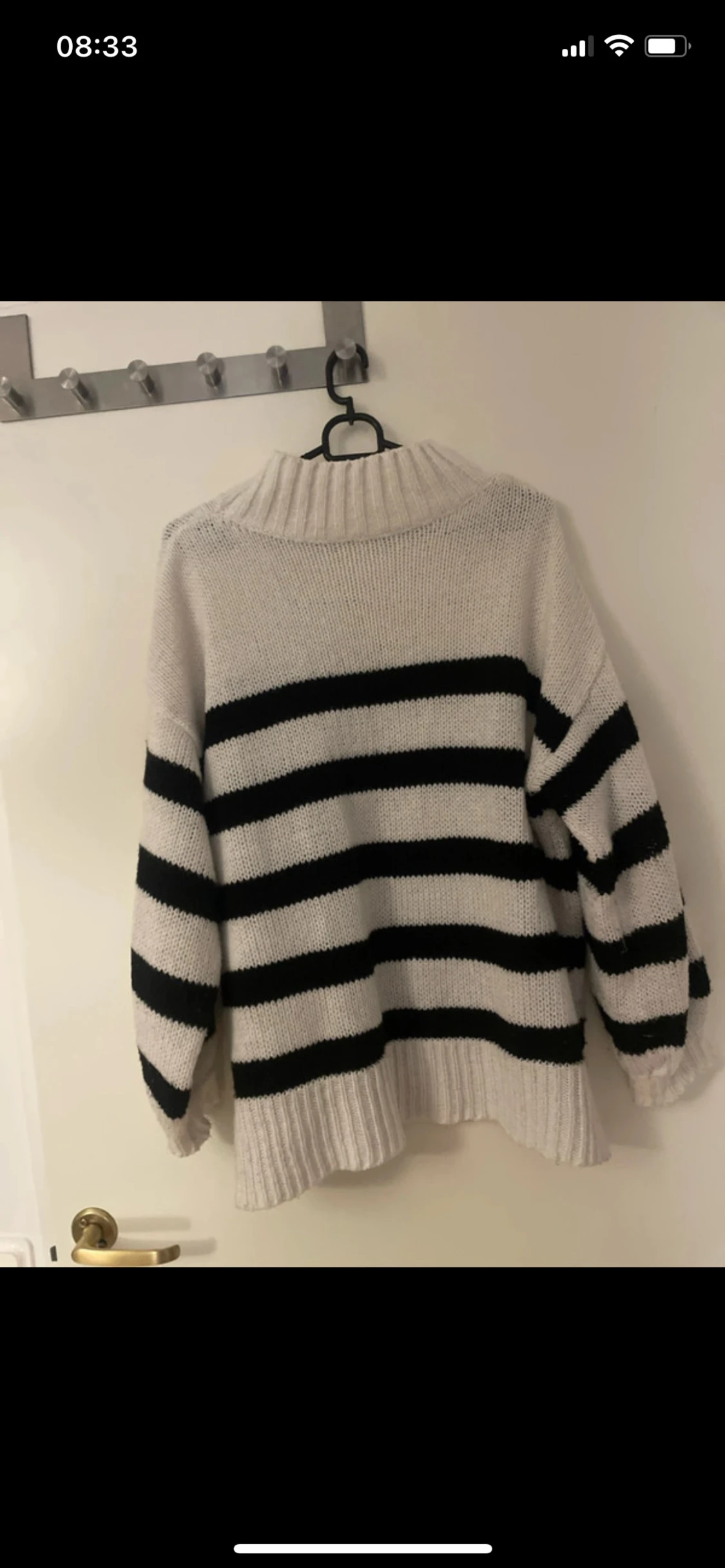 Randig stickad polotröja i vitt och svart - 4