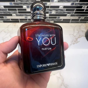 Stronger with you parfum 100ml - Säljer min stronger with you parfum  100ml flaska. Det är ungefär 80 ml kvar, och flaskan är i fint skick.  ✔️ Inga skador ✔️ Förvarad mörkt och svalt ✔️ Skickas samma dag  En av de mest populära vinter- och kvällsdoft­erna – varm, kryddig och intensiv.  Skicka gärna om du undrar något!