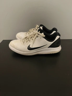 Nike golfskor - Hej säljer ett par fina golfskor anända ett par gånger men funkar felfritt. Inget tydligt slitage