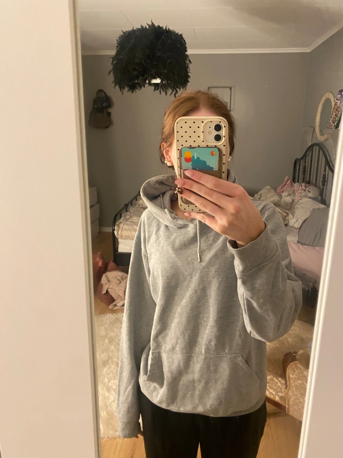 Grå hoodie med röd text från Mira Paris