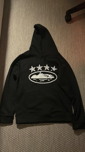 Svart Corteiz hoodie - Svart corteiz hoodie med vit logga. Bra storlek ficka och snöre i huvan. Mjuk bomullskänsla och ribbade ärmslut och nederkant. Perfekt för chill eller träning. Bra skick knappast använd. Hör gärna av för frågor eller snabba affärer.