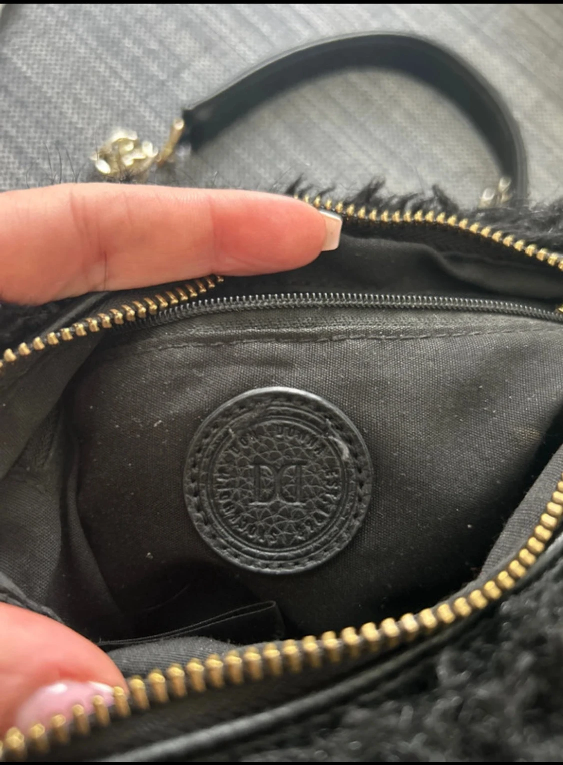 Svart fluffig kuvertväska Don Donna - 2