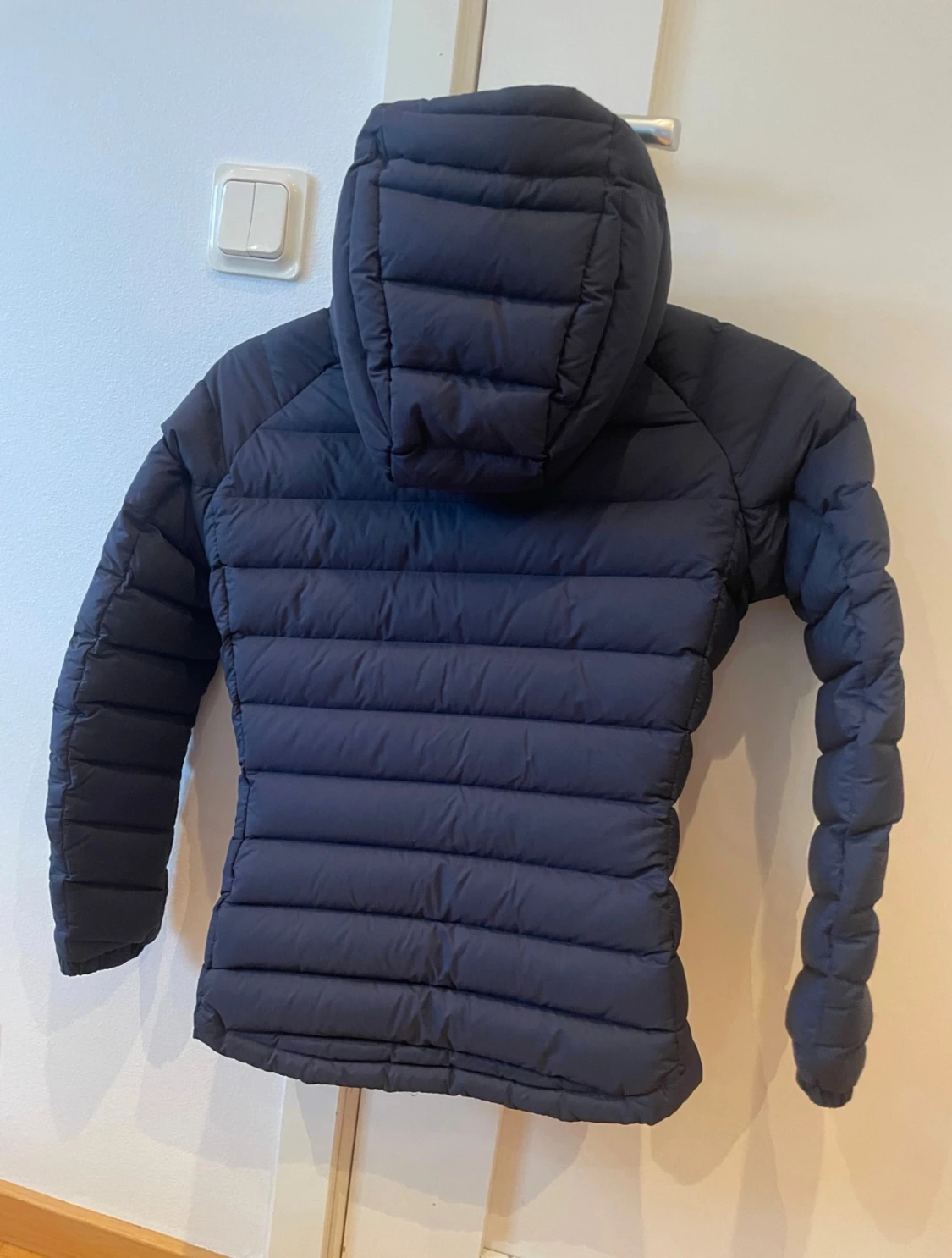 Mörkblå pufferjacka med huva - 2