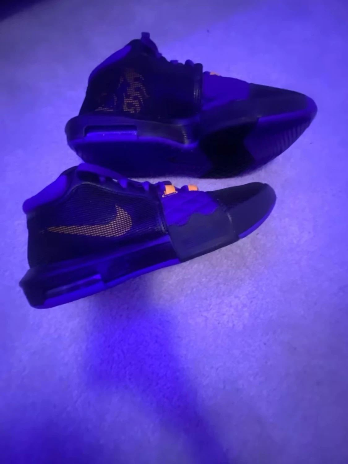 Svarta Nike LeBron Witness sneakers