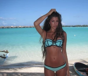 Turkos Bikiniunderdel från Triangl💙 - Säljer en supersnygg lågmidjad turkos bikiniunderdel från triangl i storlek xs, är såklart äkta men har lite veck i sig då den legat i garderoben ett tag☺️ har några små randiga fläckar då den har andvänds några gånger men det går enkelt bort i tvätten eller med fläckborttagning! Är öppen för prisförslag men säljer för 250 då jag köpte den för mycket mer och den är väldigt eftertraktad, skriv om ni har frågor!❤️