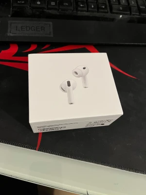 Apple AirPods Pro (3rd generation) - Säljer ett par Apple AirPods Pro 3 i originalförpackning. Komplett med laddningsetui och tillbehör, ser ut att vara i mycket fint skick. Aktiv brusreducering, trådlös laddning och hög ljudkvalitet. Perfekt för både musik och samtal. Inga synliga defekter.