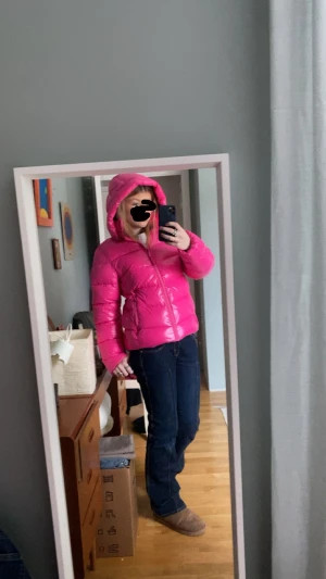 Rosa Everest jacka - Säljer denna as snygga och sköna Everest jackan. Den är helt ny, endast testad. Den är super varm och skön, storlek 170 passar mig som brukar ha s-m