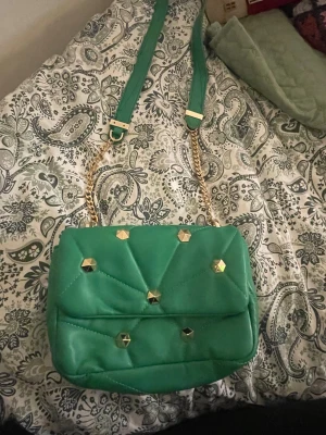 Grön quiltad axelväska med kedja - grön väska från Zara, med guld-nitar. Använd fåtal gånger 