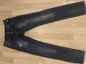 Philipp Plein blå skinny jeans - Byxorna har används ett par gånger, är i bra skick, passar de med skinny stil. Priset kan diskuteras. 