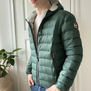 Colmar jacka  - Colmar jacka. Riktigt skön jacka med bra passform. Inga defekter och självklart äkta.  Passar storlek M. ✌️