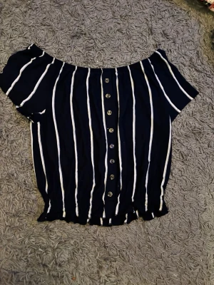 Söt topp - En jätte söt topp som går att använda som den är eller lite off-shoulder, exakt skick lopp är svårt att säga då alla har olika åsikter men enligt mig är skicket bra och jag kan inte hitta några skador när jag kollar igenom