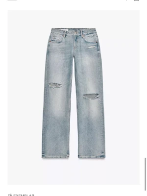 Ljusblå ripped wide jeans - Säljer ett par ljusblå jeans med slitna detaljer på knäna och klassisk femficksdesign. Byxorna har en loose och wide passform med raka ben och midwaist. Perfekt för dig som gillar avslappnad streetstil och vill ha en cool look.