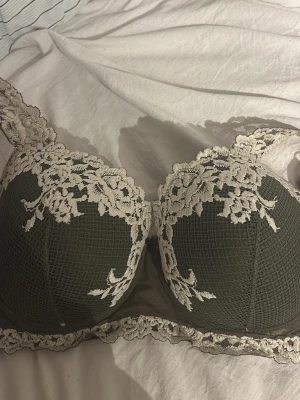 Intimissi bh - Säljer denna unika mörkgrå bh från intimissi i mörkgrå💕 Lappen är tyvärr avklippt men skulle säga att den passar nån som har större storlek tex 80C/ eftersom kuporna är stora. Tvättar självklart innan, skriv innan om du undrar nåt. Färgen finns inte kvar att köpa💕