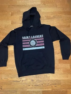YSL Hoodie Svart - Snygg och eftertraktad hoodie. Skriv privat vid övriga frågor eller för fler bilder!