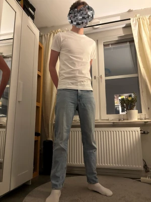 Ljusblå straight jeans – bra skick - Snygga ljusblå jeans i klassisk modell. Rak/straight passform med normal midja. Sköna och enkla att styla till vardag – funkar lika bra med t-shirt som hoodie eller skjorta.  Jeansen är i fint skick utan hål eller fläckar.   Storlek: 32/32 (se bilder) – sitter rakt och relativt normalt i passformen.   Färg: Ljusblå denim    Kan mötas upp eller frakta 