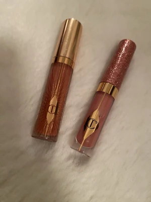 Charlotte Tilbury läppglans duo - Två lyxiga läppglans från Charlotte Tilbury i förgen pillow talk. En är skimrig. 2.6 ml och 1.4 ml. Endast testade