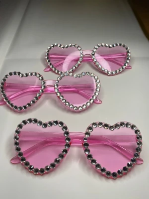 Rosa solglasögon  - Rosa solglasögon till fest. Super fina att ha på och passar perfekt till rosa outfit