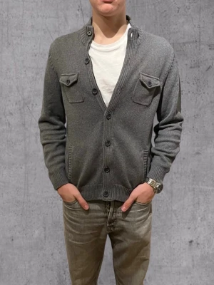 Massimo Dutti stickad cardigan - Massimo dutti cardigan Storlek M 10/10 skick Modellen är 184cm Pris går att diskutera 🤝 Hör av er vid frågor:)