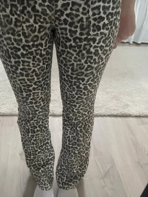 Leopard jeans - Leopard jeans från Lindex i storlek 158. Byxorna är oanvända och i bra skick. Längden passar mig som 166