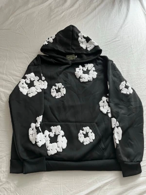 Dnnim tears hoodie svart pris kan diskuteras  - Dnnim tears hoodie svart väldigt snygg design och sånt snabb affär billigare plus snabb frakt TikTok:Scandinavia_market storlek S  