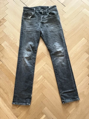 Jack & jones jeans - Schyssta jack & jones jeans, delvis använda. Säljes då de ej passar längre. Skön wash o lite soft slitningar om man gillar det, pris går att diskuteras vill gärna bara få ut de ur garderoben storlek 28/30