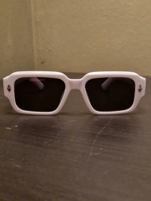 Vita Chrome Hearts glasögon - Säljer ett par oanvända vita chrome hearts glasögon, bra skick väldigt snygga till våren o sommarn