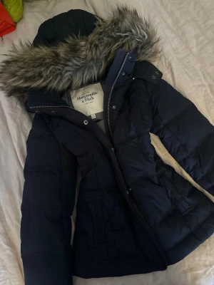 Abercrombie jacka - Så snygg Abercrombie jacka, storlek XS. Vill man ha en bundle på båda jackorna jag säljer så går jag ner i pris❤️❤️❤️