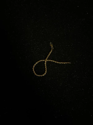 Cordell armband guldfärg - 20cm lång 3mm bred. Guldfärgad. Rostfri pga zink legering.