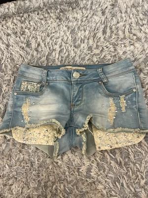 Jeans shorts -  Säljer ett par super fina jeans shorts i storlek XS från måndag i Dream. Super fint skick. Lite små silvriga stenar och väldigt fint tvätt. Inga tecken på användning överhuvudtaget. Väldigt låg midja och midi måttet över är ca 32. 