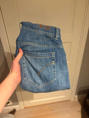 Dondup george  - Säljer ett par ljusblå skinny jeans från Dondup, modell George. Klassiska blåa dondup jeans i size 31. Jeans sitter mer som slim om du är över 178 och om du är under det sitter de mer som straight fit. Nypris på dessa är 2500kr, men priset är inte hugget i sten