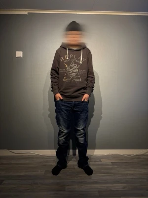 G star raw jeans - En par riktigt schysta jeans från g star i storlek w32 l 32. De är i väldigt bra skick med fina slitningar från fabrik. Det är bara att höra av sig vid funderingar. MVH Holmbergs 