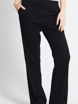 Svarta kostymbyxor  - Säljer ett par klassiska svarta kostymbyxor med raka ben och hög midja. Byxorna har diskreta fickor och stängs med dragkedja och knapp. Perfekta till en snygg topp eller skjorta. Materialet känns mjukt och följsamt.