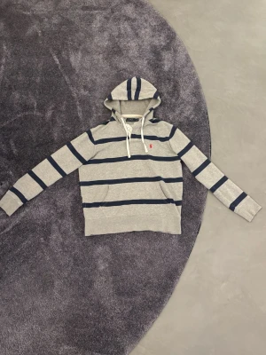Ralph Lauren Hoodie - Säljer denna hoodie från Ralph Lauren hoodie i storlek M. Har du någon fråga är det bara att ställa, priset är ej hugget i sten vid en snabb affär🙌