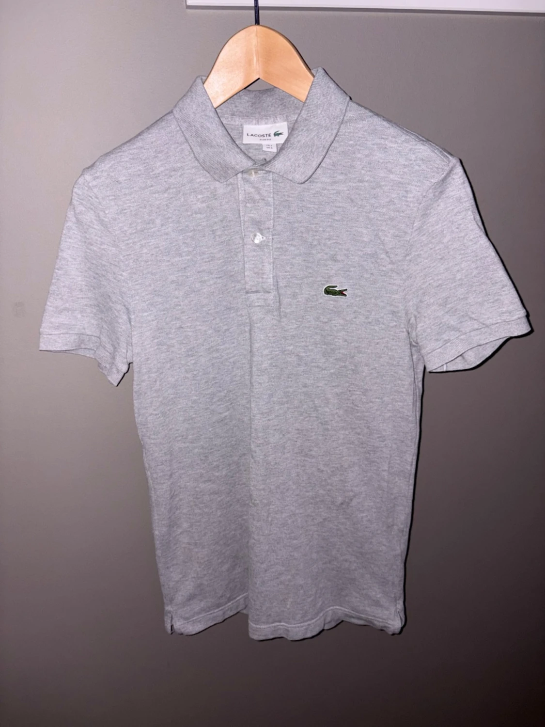 Grå pikétröja från Lacoste