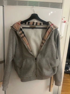 Burberry grå tröja - Säljer min gråa tröja från Burberry, inga fläckar, knappt använt den och passar perfekt om du har storlek M och S