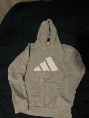 Adidas grå hoodie  - Ställ frågor 