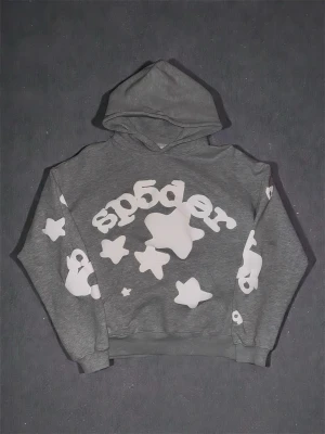 Grey Sp5der Beluga Sweater - Selling my grey Sp5der hoodie since it’s too small for me. It’s in perfect condition and has only been worn a few times. The hoodie looks almost brand new with no flaws, stains, or signs of wear. Sp5der is a highly sought-after streetwear brand, and this piece goes hard with any street-style fit. If you’re into clean, modern streetwear, this hoodie is a must-have. Don’t miss out.