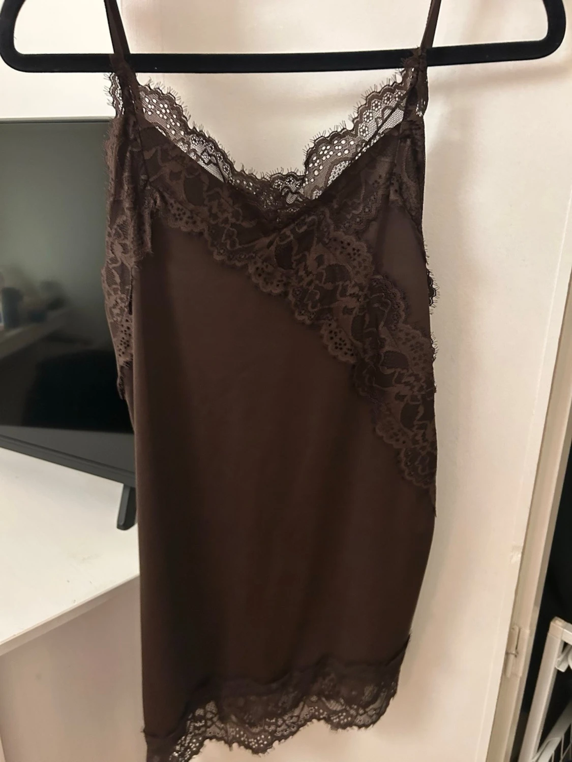 Brun spetsdetaljerad linnetopp