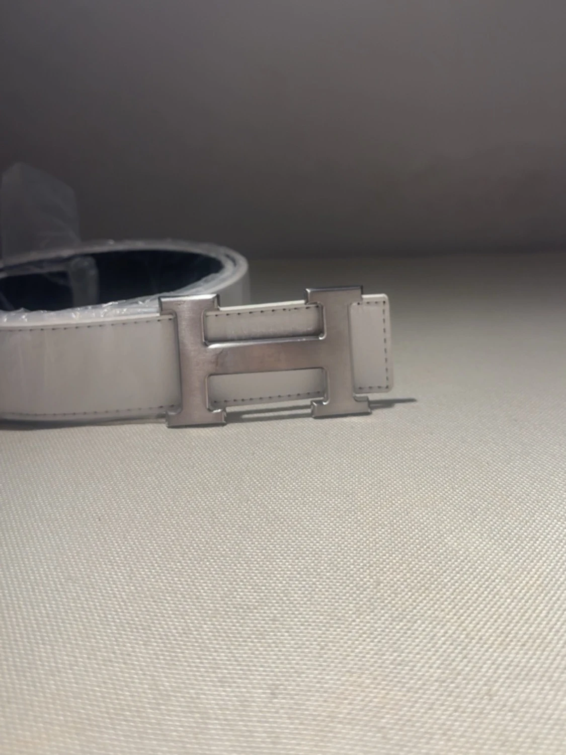 Vit Bälte med H-format spänne – no brand