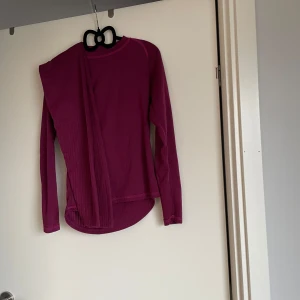 Lila underställ tröja + byxor - Fint lila underställ i bra skick! 100% polyester 