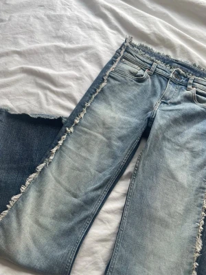 Monki jeans  - Jag säljer ett par unika monki jeans med flader på sidan av jeansen och det är i storlek 36🤍Det är low waist men lite högre🤍jag säljer på grund att jag inte andvänder dom. Jag kan diskutera pris 