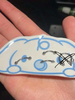 Piercingars  - Säljer en Devil Smile Devil och normal Frowney samt en Tounge weeb piercing(går dock till allt) Allt använt cirka 1-2 ggr tvättas noga med koksaltlösning och rengörs innan. Smiley SÅLD 20kr/st.  Paketpris kan fixas! Frågor? Kom DM